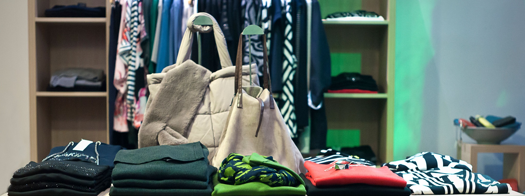 Ausgewählte Mode und Beratung in der Boutique